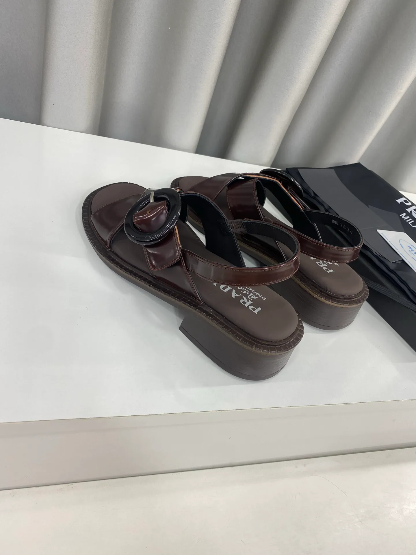 💕💕Factory direct selling price p500💕💕 Prada 25ss spring and summer new style cross thick heel sandals ☑️ Many Internet celebrity fashion bloggers are planting grass. Summer must-have sandals. Retro fashionable and avant-garde soles with uppers make the whole pair of shoes light and comfortable. Satisfy the various choices of fashionable people of different styles. The upper feet are very comfortable. The iconic metal triangle logo matches the shape of ancient beach sandals. Every design is fashionable ▪Upper: Made of original imported cow patent leather ▪Inner foot pads: sheepskin ▪Sole: Original customized rubber outsole ▪Size: 35-40 (customized for 40 yuan, non-refundable)
